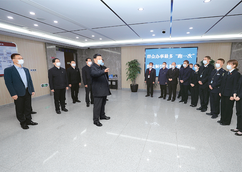 2020年3月29日至4月1日,中共中央总书记、国家主席、中央军委主席习近平在浙江考察。这是3月30日,习近平在湖州市安吉县社会矛盾纠纷调处化解中心,了解群众矛盾纠纷一站式接收、一揽子调处、全链条解决模式运行情况。 新华社记者 鞠鹏/摄